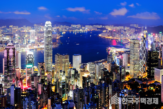 홍콩의 야경. 역사·문화적 관광자원이 많지 않은 홍콩이 세계적인 관광도시로 부상할 수 있었던 원동력은 초고층 건물들을 활용한 야경을 관광 상품으로 개발했기 때문이다.