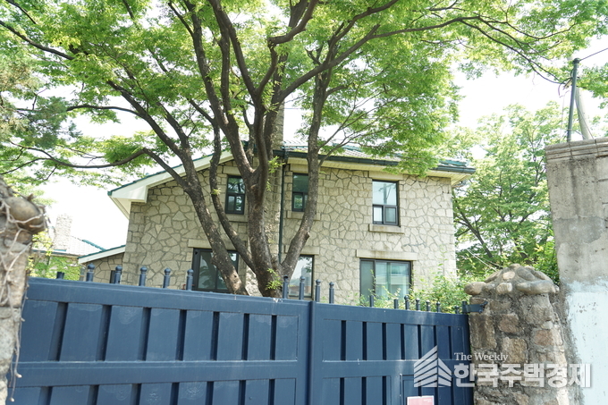 낡다 못해 무너지는 집까지 나오는데… 서울시는 알박기?