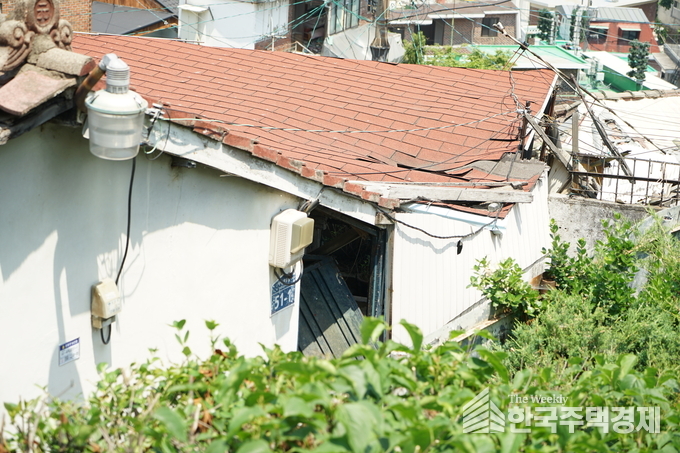 낡다 못해 무너지는 집까지 나오는데… 서울시는 알박기?