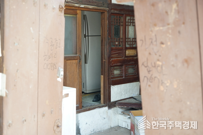 낡다 못해 무너지는 집까지 나오는데… 서울시는 알박기?