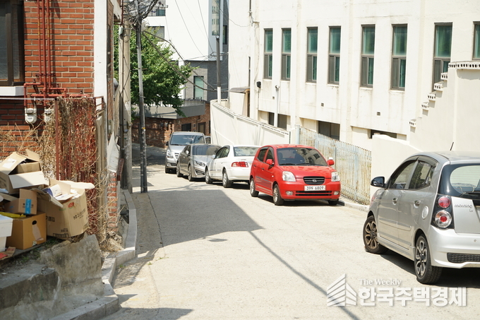 낡다 못해 무너지는 집까지 나오는데… 서울시는 알박기?