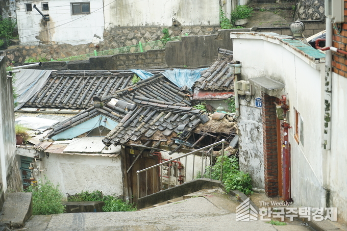 서울 종로구 사직2구역 일대는 정비사업이 중단된 이후 지반침하로 인해 노후주택 곳곳에 대한 붕괴 위험이 높아지고 있다. [사진=이혁기 기자]