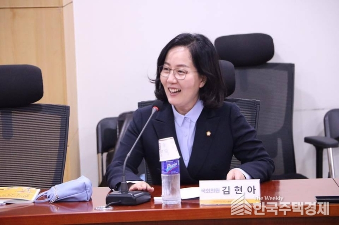 김현아 의원이 분양가상한제 적용 지역 해제 절차 등을 담은 주택법 개정안을 대표 발의했다. [사진=페이스북]