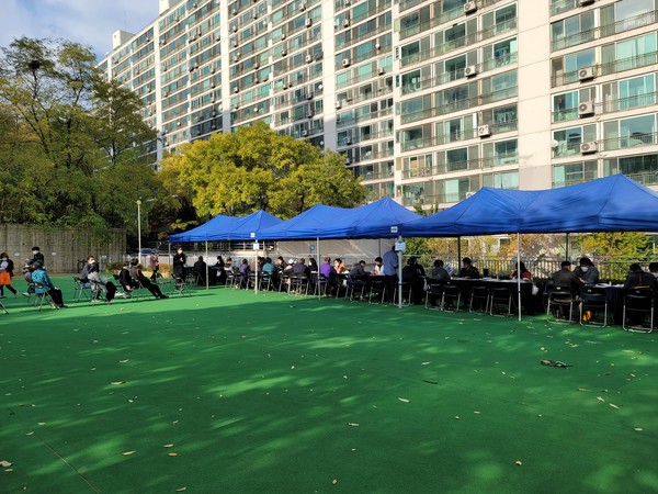 서울 동작구 사당동 우성2·3차, 극동, 신동아4차아파트(이하 우극신)가 조합설립을 위한 동의서 징구에 나섰다. 이곳은 증축형 리모델링사업을 통해 5,054가구 규모의 대단지 아파트로 재탄생할 전망이다.[사진=우극신 리모델링 조합설립추진위원회 제공]