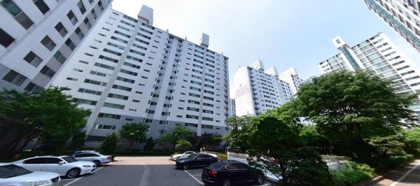 서울 용산구 이촌 코오롱아파트가 지난 12일 리모델링 조합설립인가를 받았다. 이곳은 리모델링을 통해 최고 23층 높이의 아파트 959가구 규모로 재탄생할 전망이다.[사진=한국주택경제신문DB]