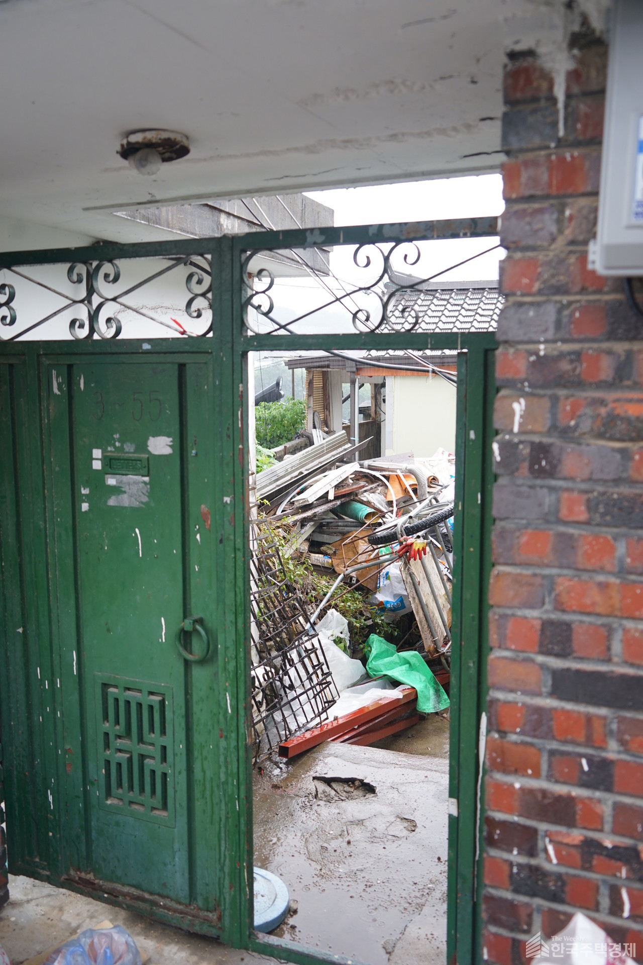 서울의 한 재개발구역 내 빈집에 쓰레기가 방치되어 있다 [사진=이호준 기자]