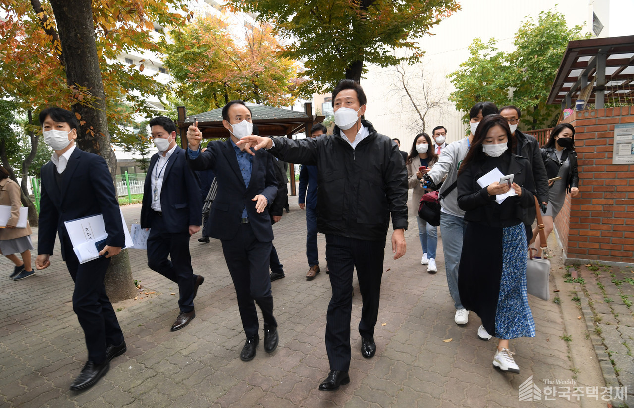 관계자들과 노후단지를 둘러보는 오세훈 서울시장 [사진=서울시]