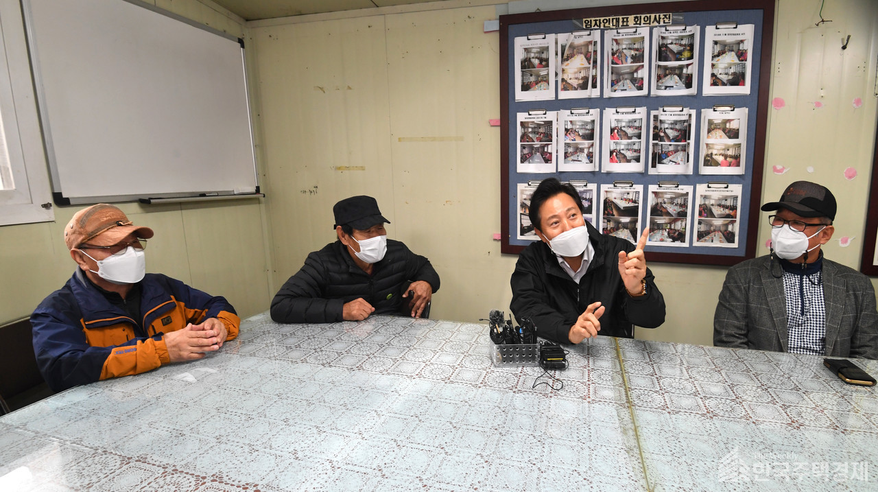 노후단지를 둘러본 후 입주주민들과 대화를 나누는 오세훈 서울시장 [사진=서울시]