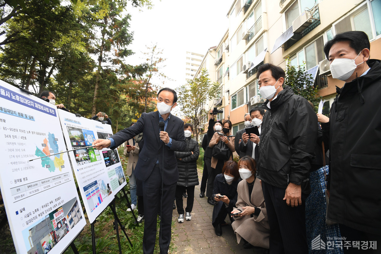 노후임대단지 재정비 설명을 듣는 오세훈 서울시장 [사진=서울시]