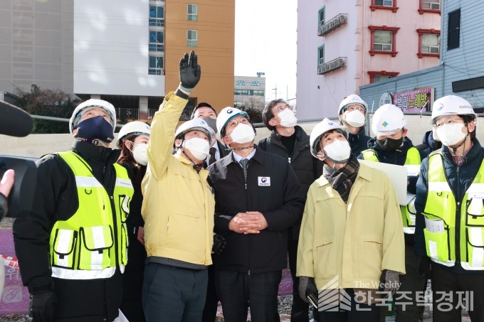 노형욱 국토교통부 장관이 지난 12일 광주 아파트 사고현장을 점검하고 있다. [사진=국토부]