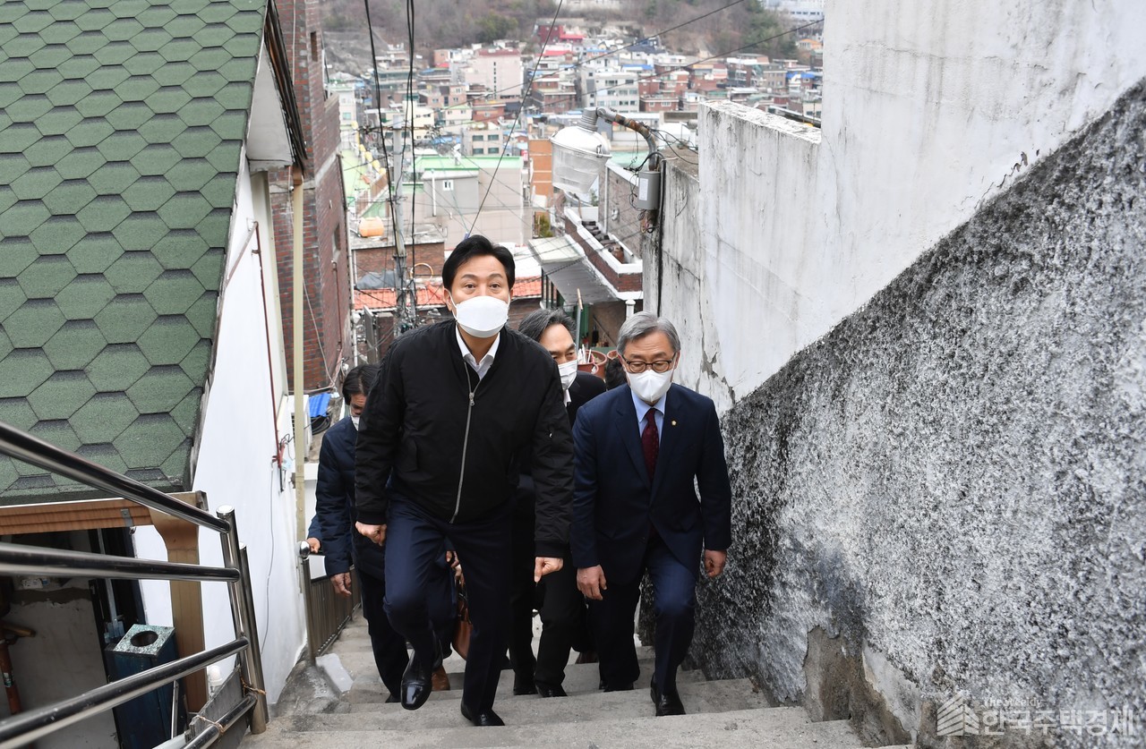 오세훈 시장이 창신동 민간 재개발 후보지를 방문했다. [사진=서울시 제공]