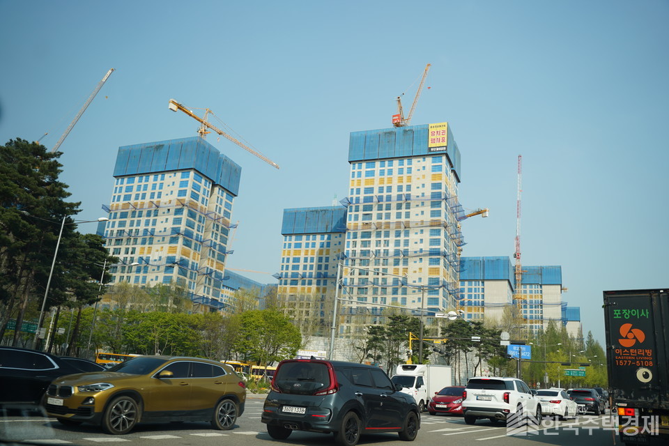 유치권 행사중=서울 강동구 둔촌주공아파트 재건축의 공사가 중단됐다. 시공사업단은 지난 15일부터 공사변경계약 인정, 공사비 지급 등을 요구하며 공사 중단을 선언했다. 둔촌주공 공사현장 곳곳에는 유치권 행사중이라는 경고문이 부착됐다. [사진=심민규 기자]