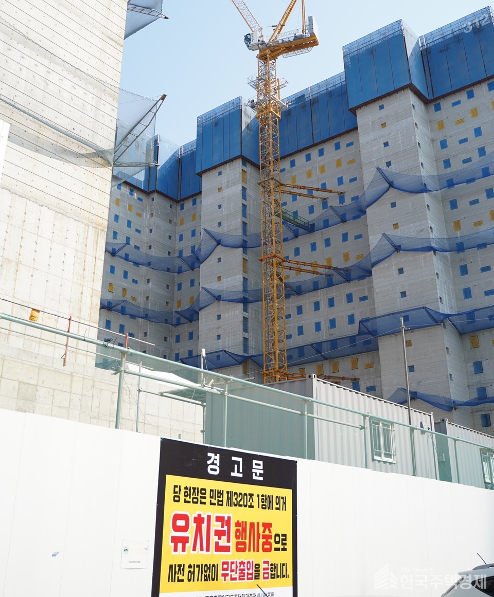 유치권 행사중=서울 강동구 둔촌주공아파트 재건축의 공사가 중단됐다. 시공사업단은 지난 15일부터 공사변경계약 인정, 공사비 지급 등을 요구하며 공사 중단을 선언했다. 둔촌주공 공사현장 곳곳에는 유치권 행사중이라는 경고문이 부착됐다. [사진=심민규 기자]