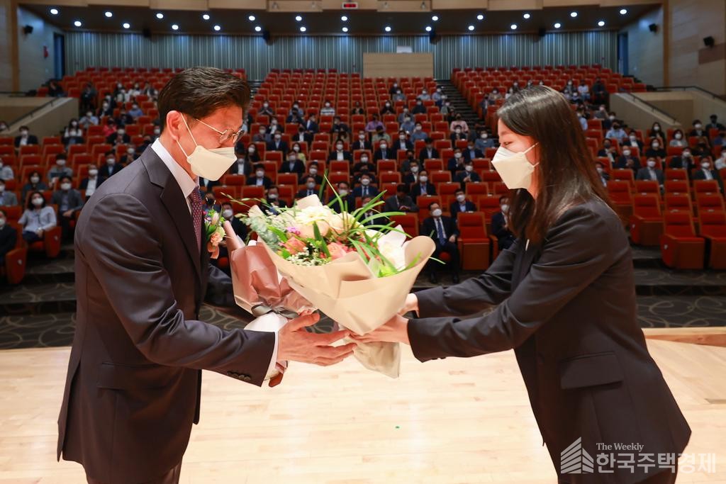 노형욱 국토교통부 장관이 13일 정부세종청사에서 열린 이임식에서 직원으로부터 꽃다발을 받고 있다. [사진=국토부 제공]