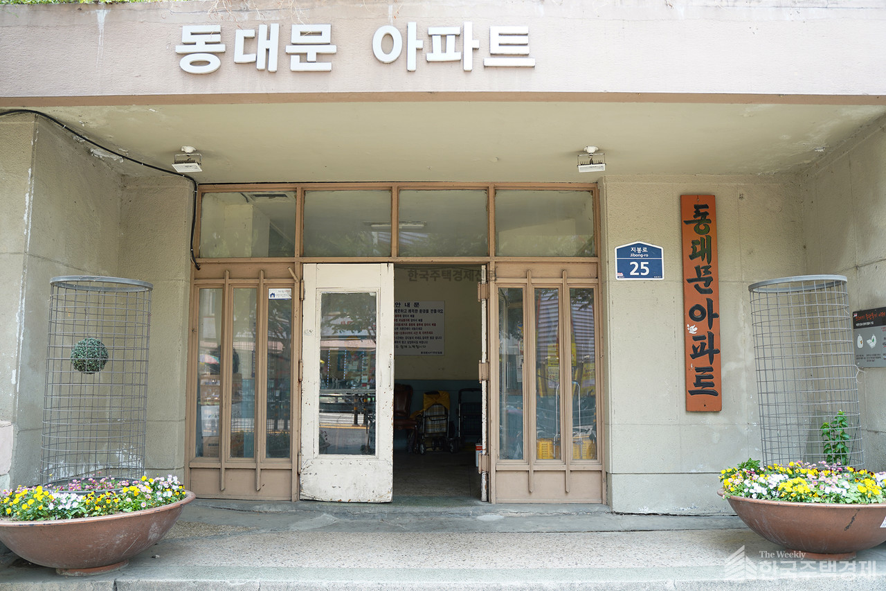 준공 50년을 넘겨 서울에서 두 번째로 오래된 아파트인 종로구 창신 재개발 4구역 내 동대문아파트 [사진=이호준 기자]