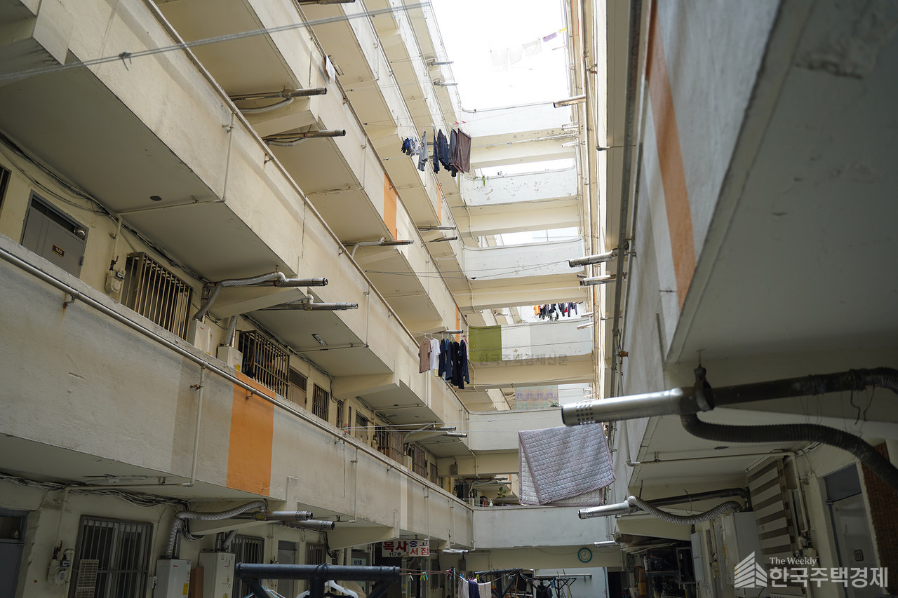 준공 50년을 넘겨 서울에서 두 번째로 오래된 아파트인 종로구 창신 재개발 4구역 내 동대문아파트 내부사진[사진=이호준 기자]