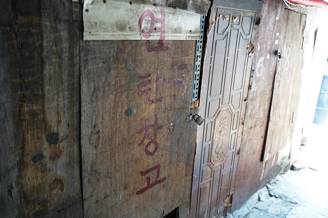 창신동 재개발 구역 민가의 연탄창고 [사진=이호준 기자]