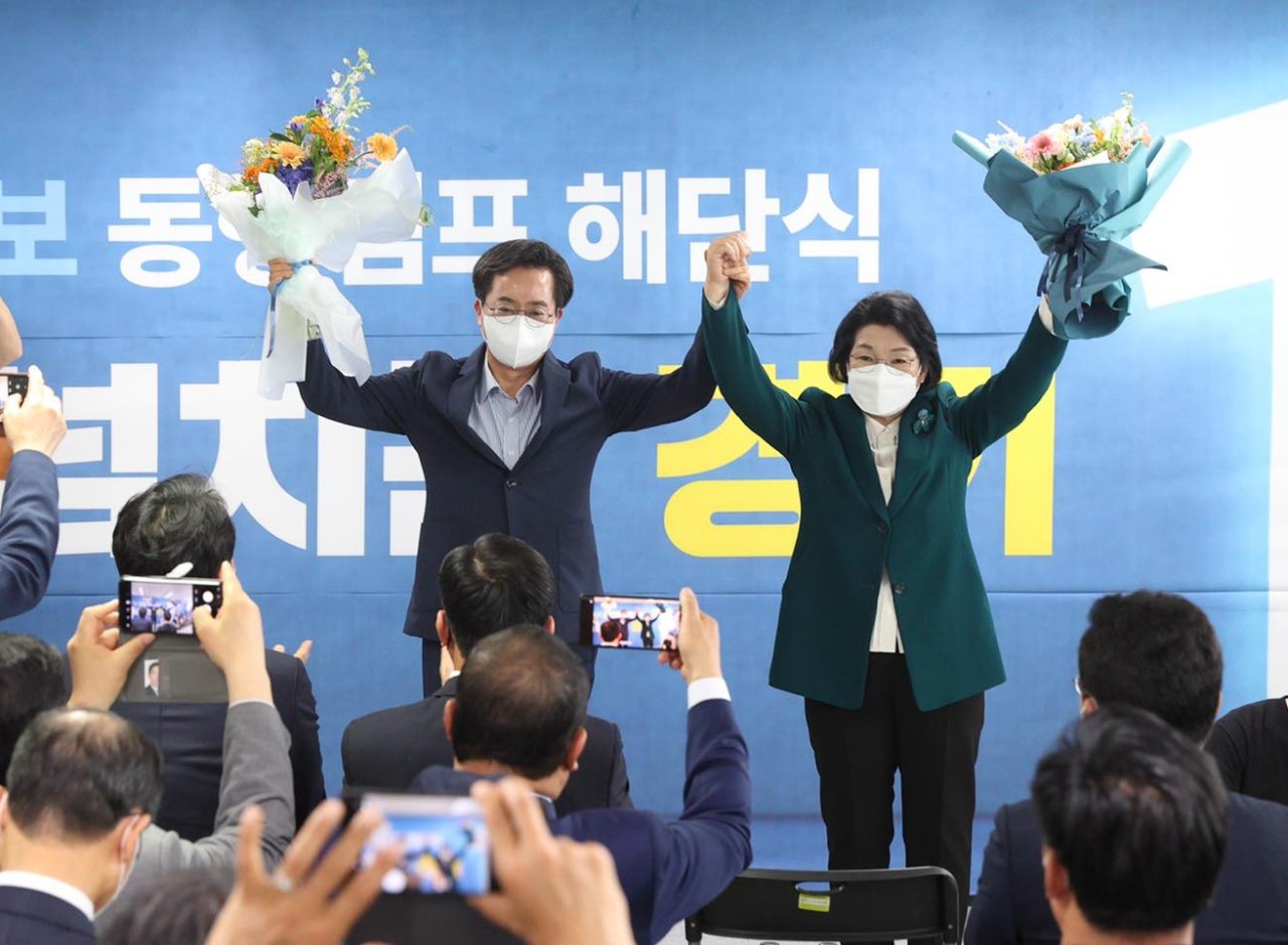 경기도에서 김동연 더불어민주당 후보가 당선돼 축하를 받고 있다. [사진=김동연 후보 인스타그램]