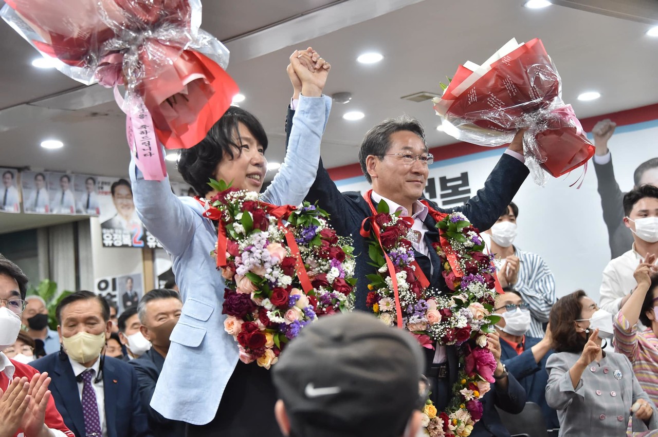 인천에서는 유정복 국민의힘 후보가 약 4년 만에 다시 시장으로 당선돼 축하를 받고있다 [사진=유정복 후보 인스타그램]