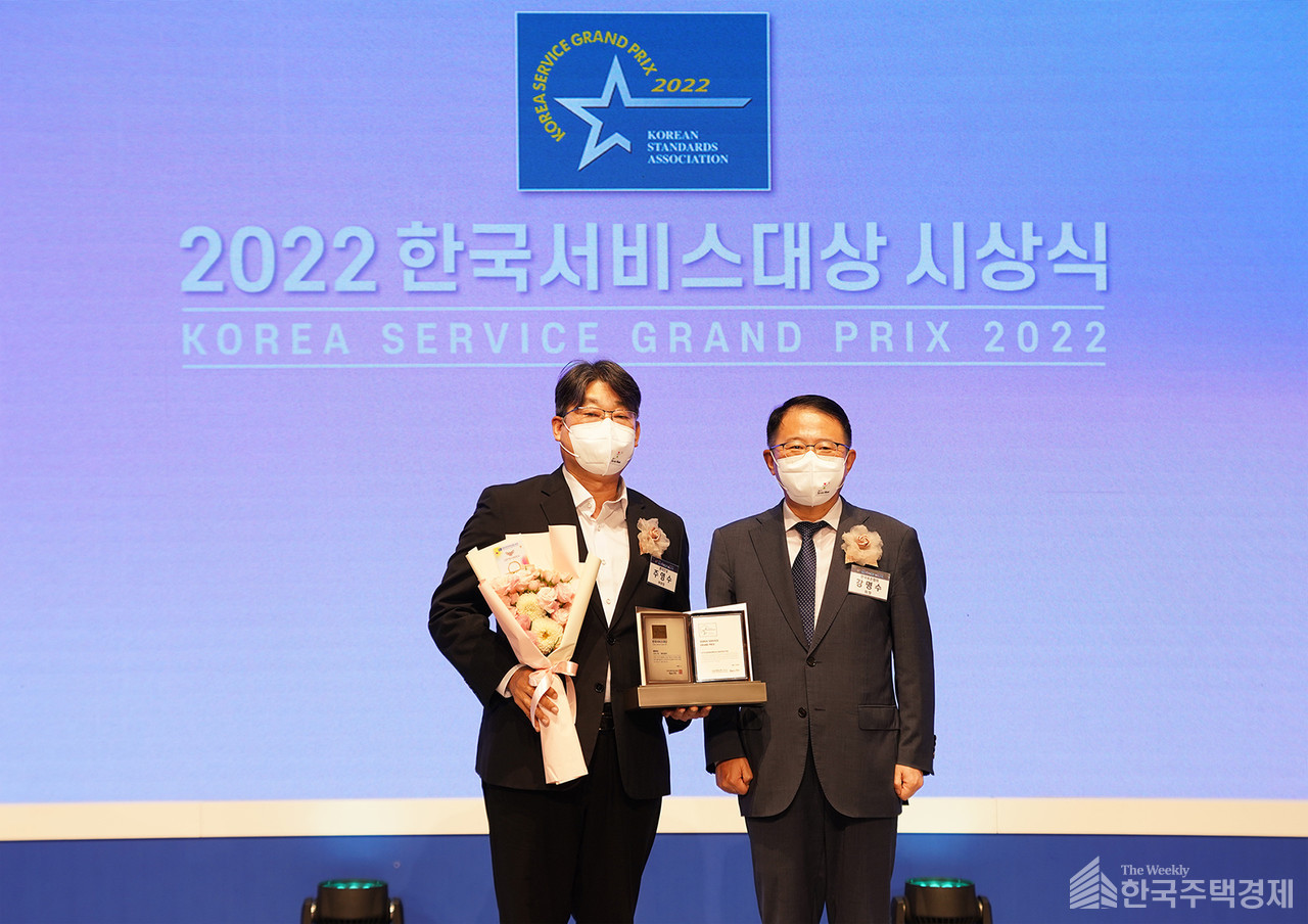 롯데건설 주영수 상무(왼쪽)가 ‘2022 한국서비스대상 시상식’에서 수상 후 기념촬영을 하고 있다. [사진=롯데건설]