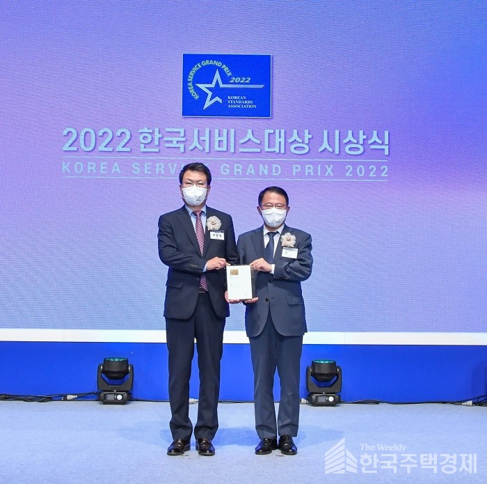 곽병영 대우건설 주택건축사업본부장(왼쪽)이 강명수 한국표준협회 회장으로부터 ‘종합대상’을 수상하고 있다. [사진=표준협회]