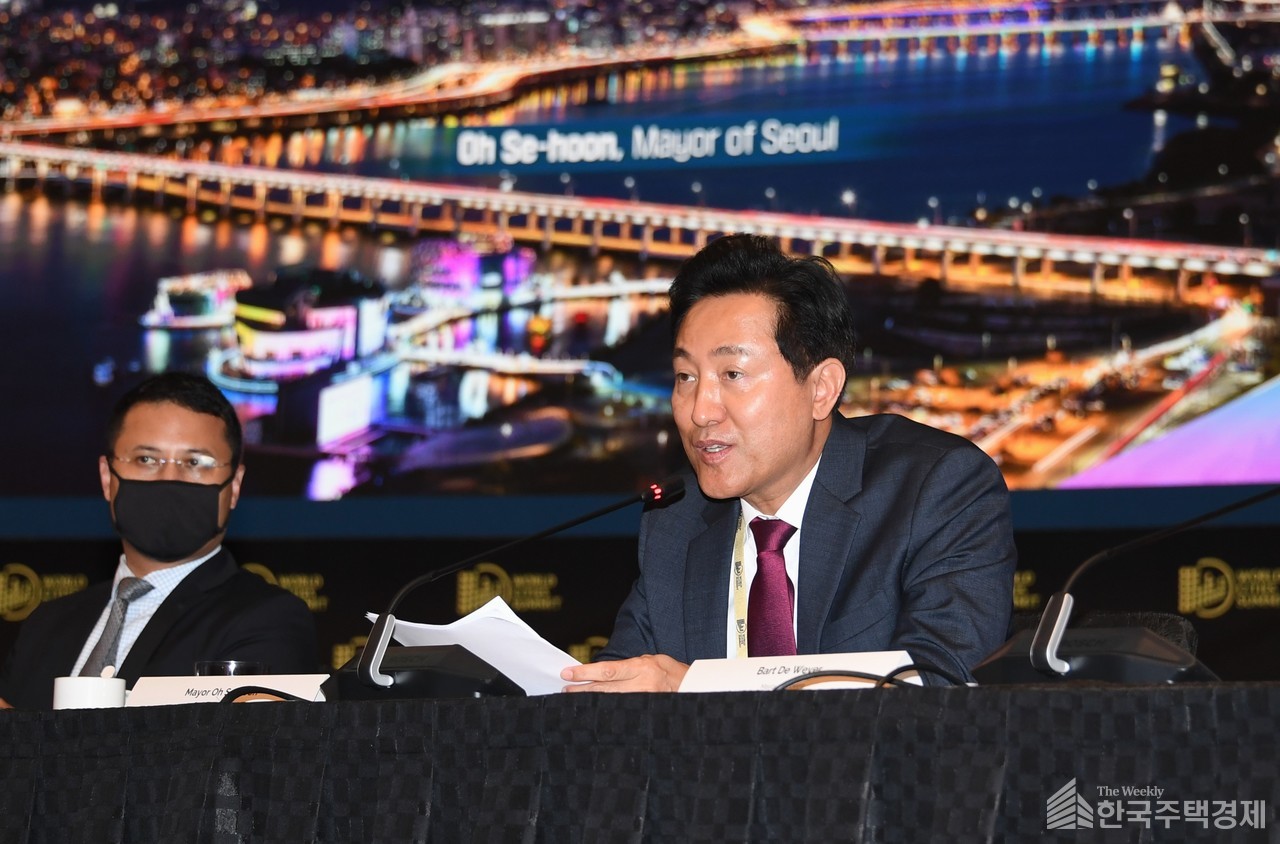 오세훈 서울시장이 지난달 31일 싱가포르 마리나베이샌즈 컨벤션홀에서 열린 '2022 세계도시정상회의 시장포럼'에서 특별 연설을 하고 있다. [사진=서울시 제공]