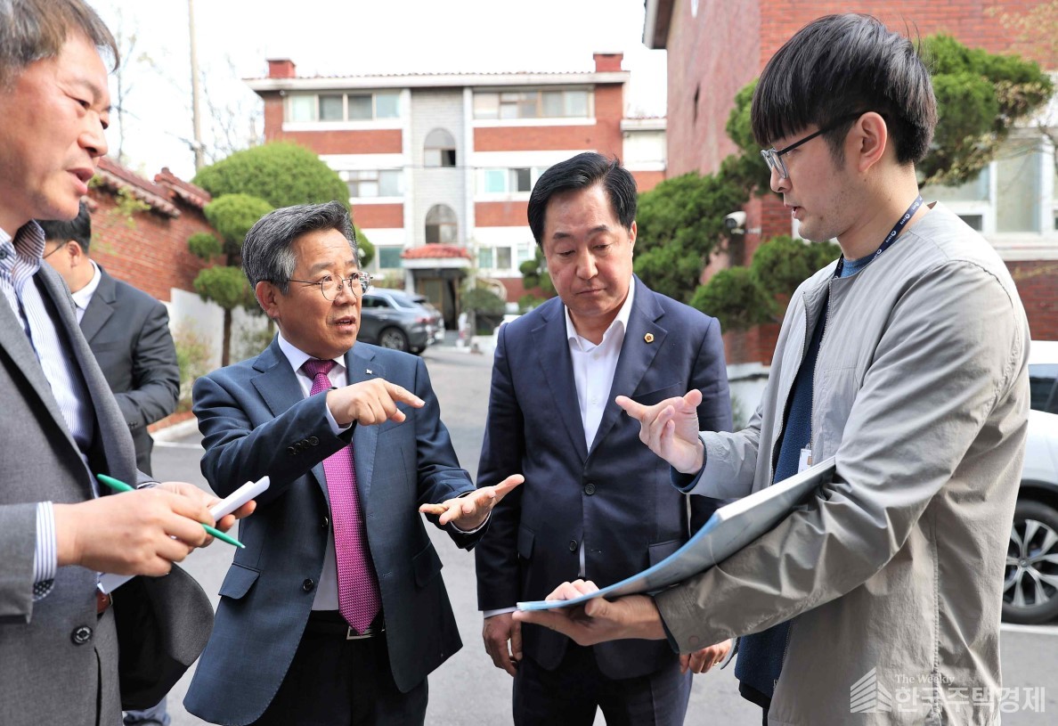 김헌동 사장(왼쪽 두 번째)과 박석 의원(오른쪽 두 번째)이 함께 현장에서 관계자와이야기를 나누고 있다. [사진=SH공사 제공]