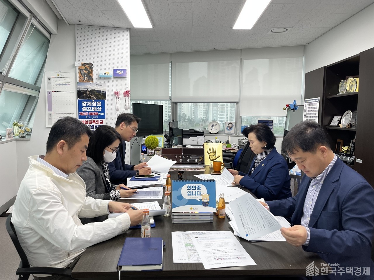 경기도의회 여성가족평생교육위원회 정윤경 의원이 지난 11일 원도심 재개발재건축 및 소규모주택사업에 대해 논의하는 자리를 마련했다. [사진=경기도의회 제공]