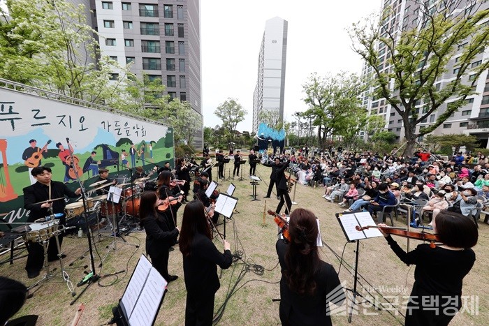 ‘영종센트럴푸르지오자이’ 잔디광장에서 개최된 ‘푸르지오 가든 음악회’ 현장 [사진=대우건설]