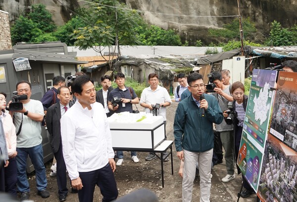 오세훈 서울시장이 지난 5일 창신·숭인동 일대 신통기획 현장을 방문해 브리핑을 듣고 있다. [사진=서울시]