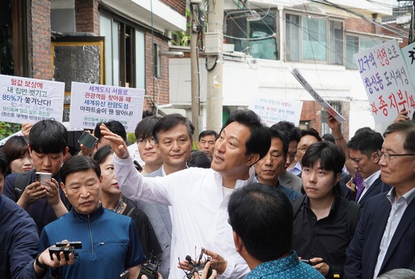 오세훈 서울시장이 지난 5일 창신·숭인동 일대 신통기획 현장을 방문해 지역주민들과 대화를 하고 있다. [사진=서울시]