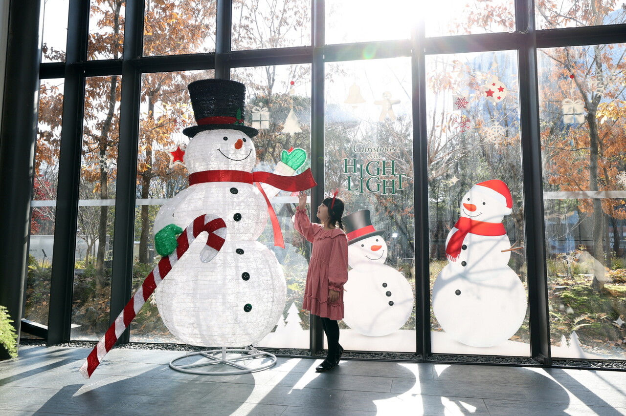 래미안갤러리에서 겨울 전시를 관람하고 있는 아이의 모습 [사진=삼성물산 제공]