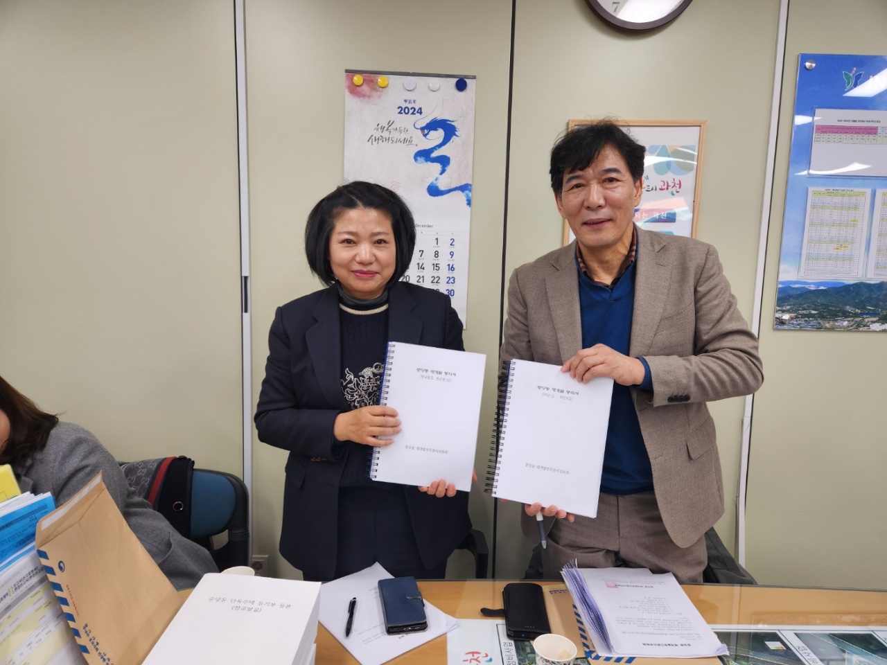 경기 과천시 중앙동 재개발 일대가 정비구역 지정을 위한 주민입안제안 동의서를 제출하면서 사업추진 발판을 마련했다. [사진=추진준비위 제공]