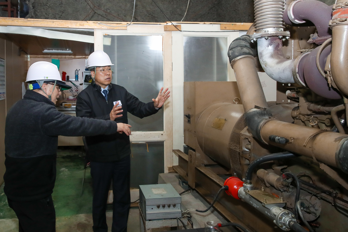 진현환 국토부 1차관이 18일 서울 은평구 신사동 미성아파트를 방문해 둘러보고 있다. [사진=국토부 제공[