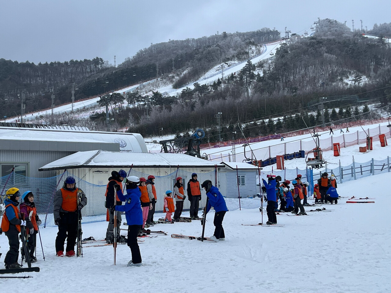 롯데건설 임직원과 가족들이 평창 알펜시아 스키학교에서 스키 강습을 받고 있다. [사진=롯데건설 제공]