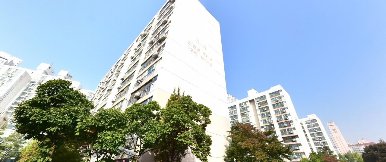 서울 서초구 신반포12차아파트가 재건축사업 시공자 선정에 다시 도전한다. [사진=네이버 거리뷰]