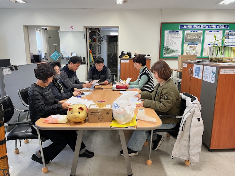 서대신3 한신휴플러스 재계약 후 관리사무소에서 민원인과 간담회를 진행하고 있는 모습 [사진=부산도시공사]