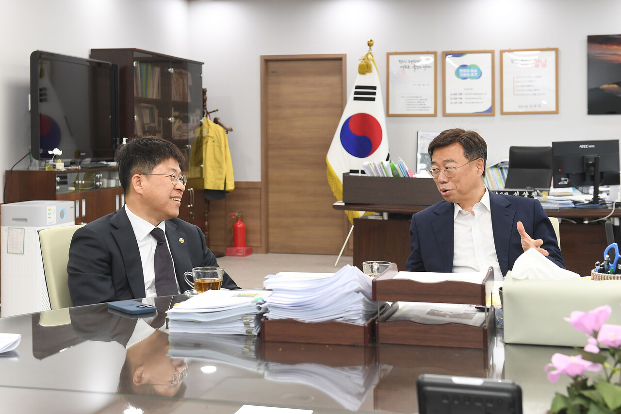 신상진 시장(오른쪽)이 진현환 1차관과 면담하고 있다. [사진=성남시 제공]