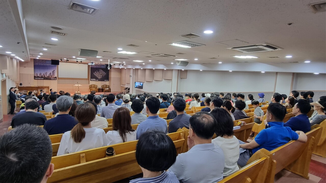 파크타운 재건축추진준비위원회(위원장 박시삼)는 지난 25일 단지 내 상가에서 300여명의 소유주들이 참석한 가운데 주민설명회를 개최했다. 이날 설명회는 지난 1월부터 4월까지 매달 한 차례씩 주민설명회를 개최한데 이은 5번째로 김병욱 국회의원과 김은혜 당선인, 삼성물산, GS건설, DL이앤씨 등이 참석했다. [사진=재건축추진준비위 제공]