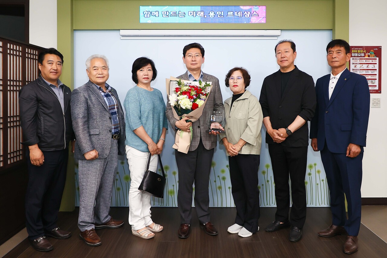 이상일 용인시장이 지난 7일 집무실에서 용인8구역 재개발조합으로부터 감사패를 전달 받았다. [사진=용인시 제공]