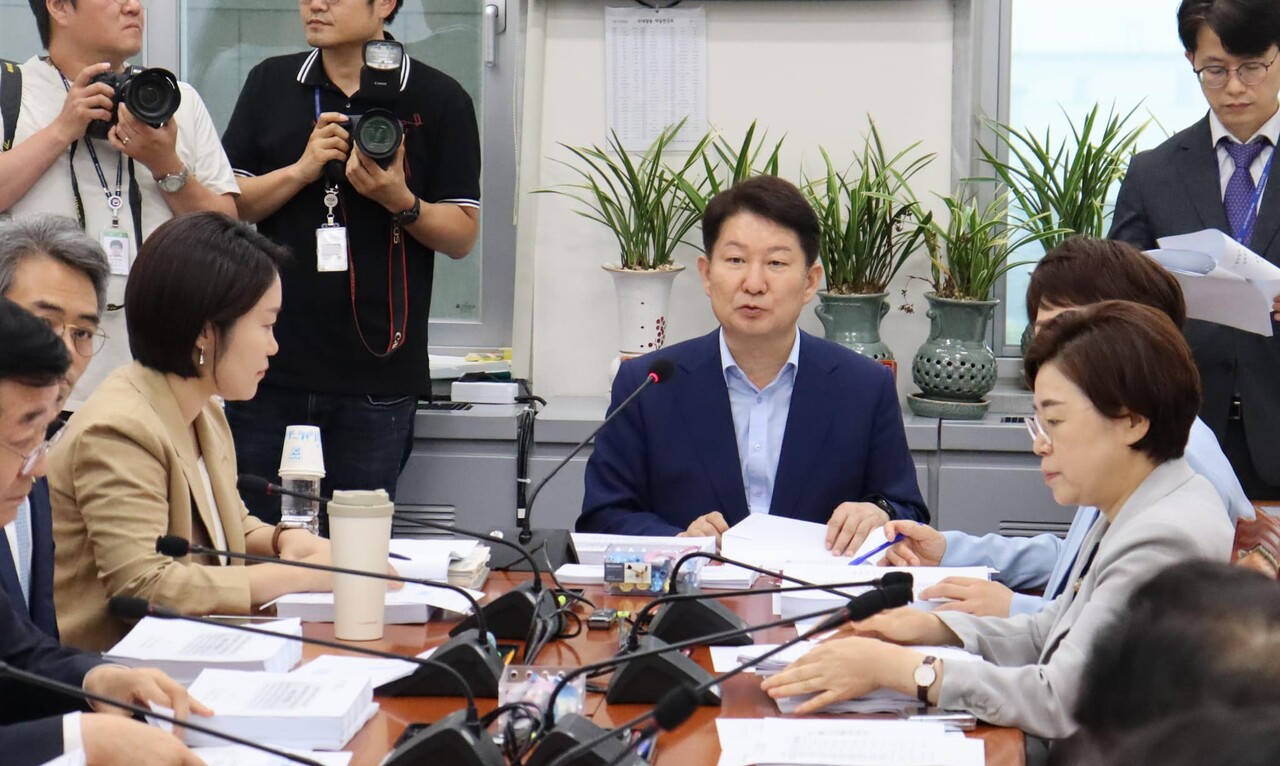 국토법안심사소위원회 권영진 의원이 법률심사를 진행하고 있다. [사진=본인 페이스북]