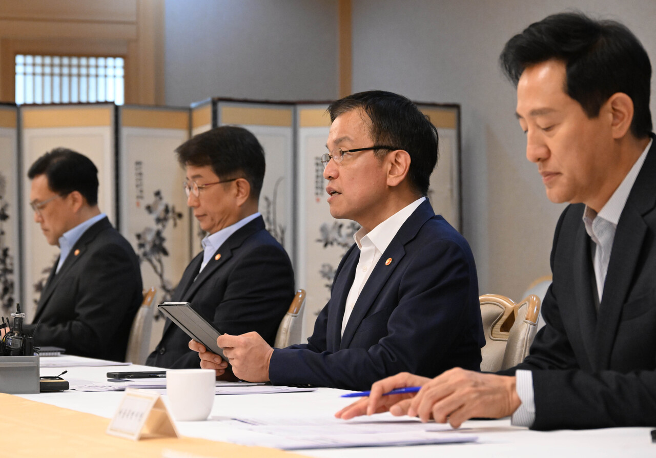 최상목 부총리가 8일 부동산 관계장관회의를 열고 '국민 주거안정을 위한 주택공급 확대방안'을 발표했다. [사진=기획재정부]