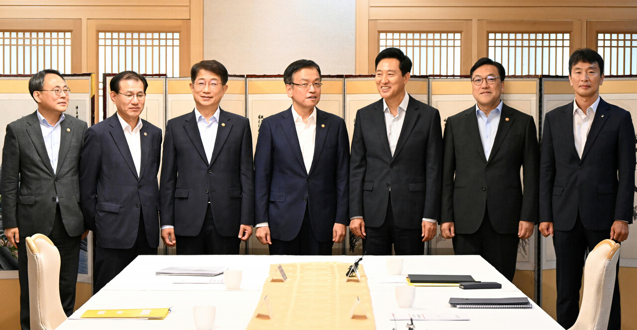 오세훈 시장이 지난 8일 정부서울청사에서 열린 부동산관계장관회의에 참석해 기념사진을 찍고 있다. [사진=서울시 제공]