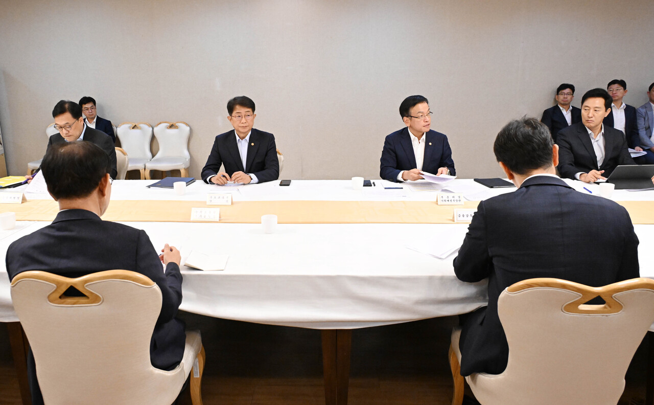 최상목 부총리가 8일 부동산 관계장관회의를 열고 '국민 주거안정을 위한 주택공급 확대방안'을 발표했다. [사진=기획재정부]