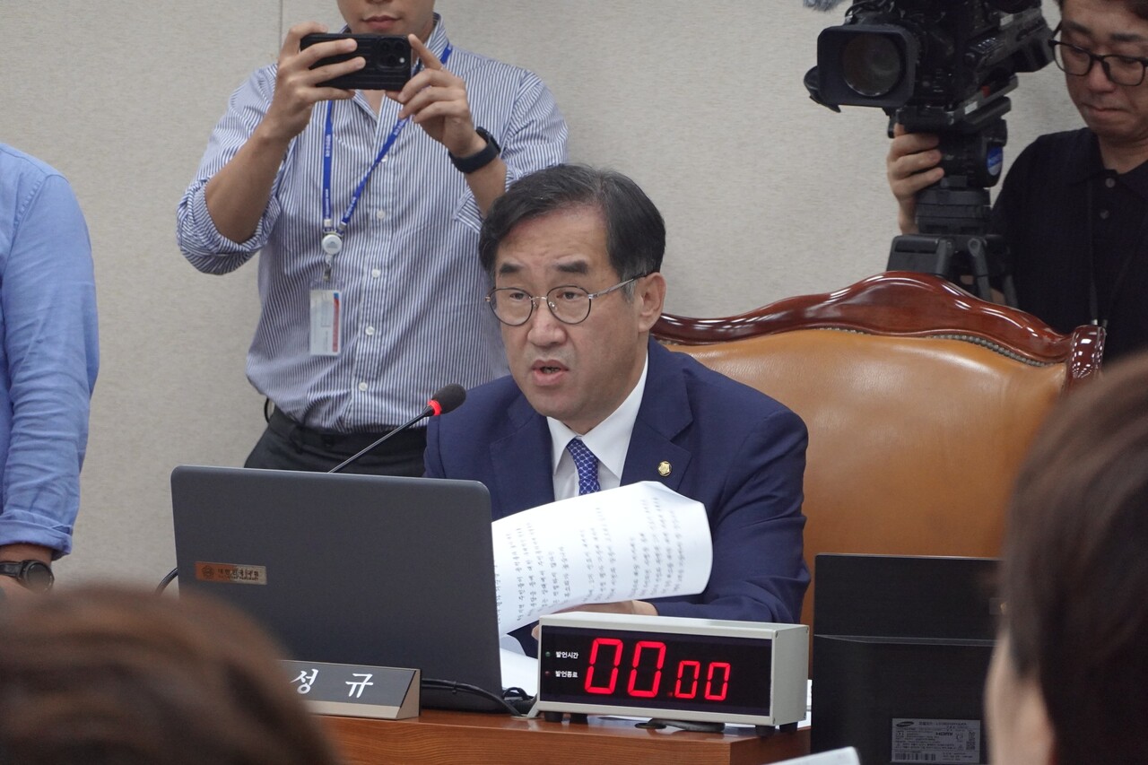 국회 국토교통위원회 맹성규 위원장이 지난달 10일 전체회의를 주재하고 있다. [사진=본인 페이스북]