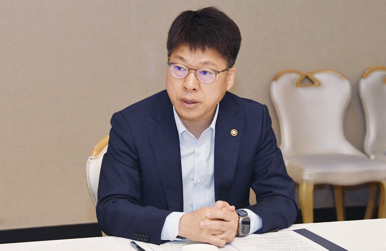 제4차 부동산 시장 및 공급상황 점검 TF 회의서 발언하는 진현환 차관 [사진=국토부 제공]