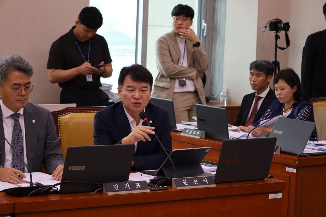 국회 국토교통위원회 전체회의에서 문진석 의원이 발언하고 있다. [사진=문진석 의원 페이스북]