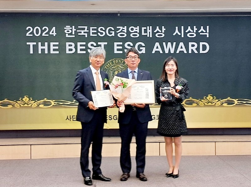 2024 한국ESG경영대상 'THE BEST ESG’ 시상식에서 송영환 LH 기획조정실장(가운데), 윤재은 한국ESG위원회 이사장(왼쪽), 유연정 ESG코리아뉴스 대표(오른쪽)가 LH 공공기관 부문 대상 수상 기념 촬영을 하고 있다. [사진=LH 제공]