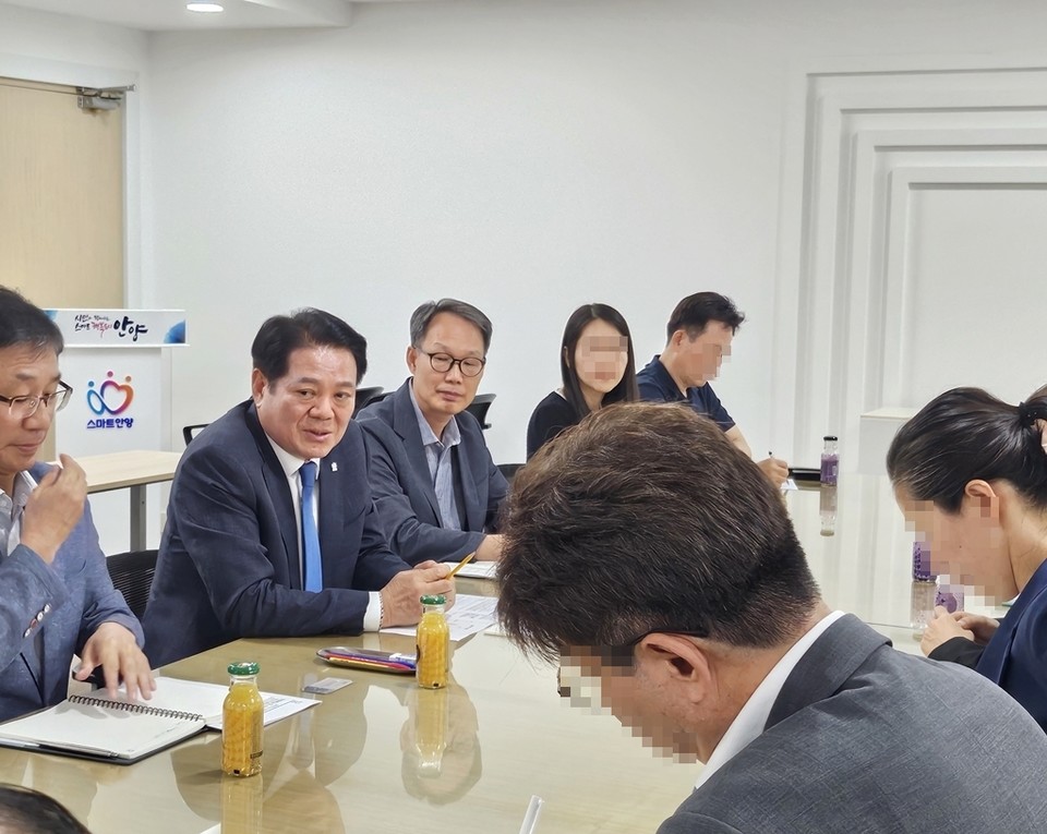 최대호 안양시장이 평촌신도시재건축연합회 관계자들과 면담하고 있다. [사진=안양시 제공]