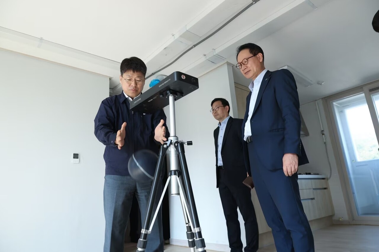 국토교통부 진현환 제1치관이 바닥충격음 실증 현장 테스트 현장을 점검했다. [사진=국토부 제공]